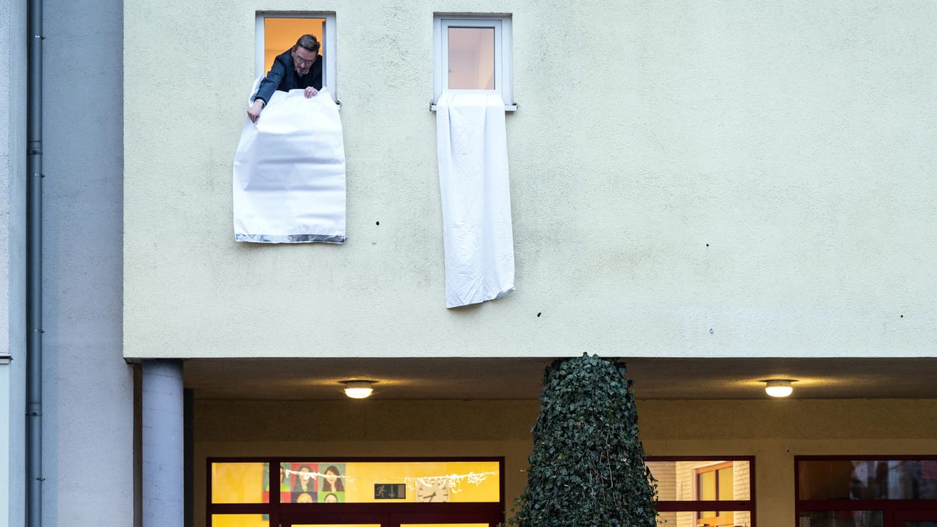 Holger Thrien, Schulleiter der Beckbusch-Schule, hängt eine weiße Fahne aus dem Fenster: Grundschulen wollen auf ihre Überlastung durch die steigenden Corona-Zahlen aufmerksam machen.
