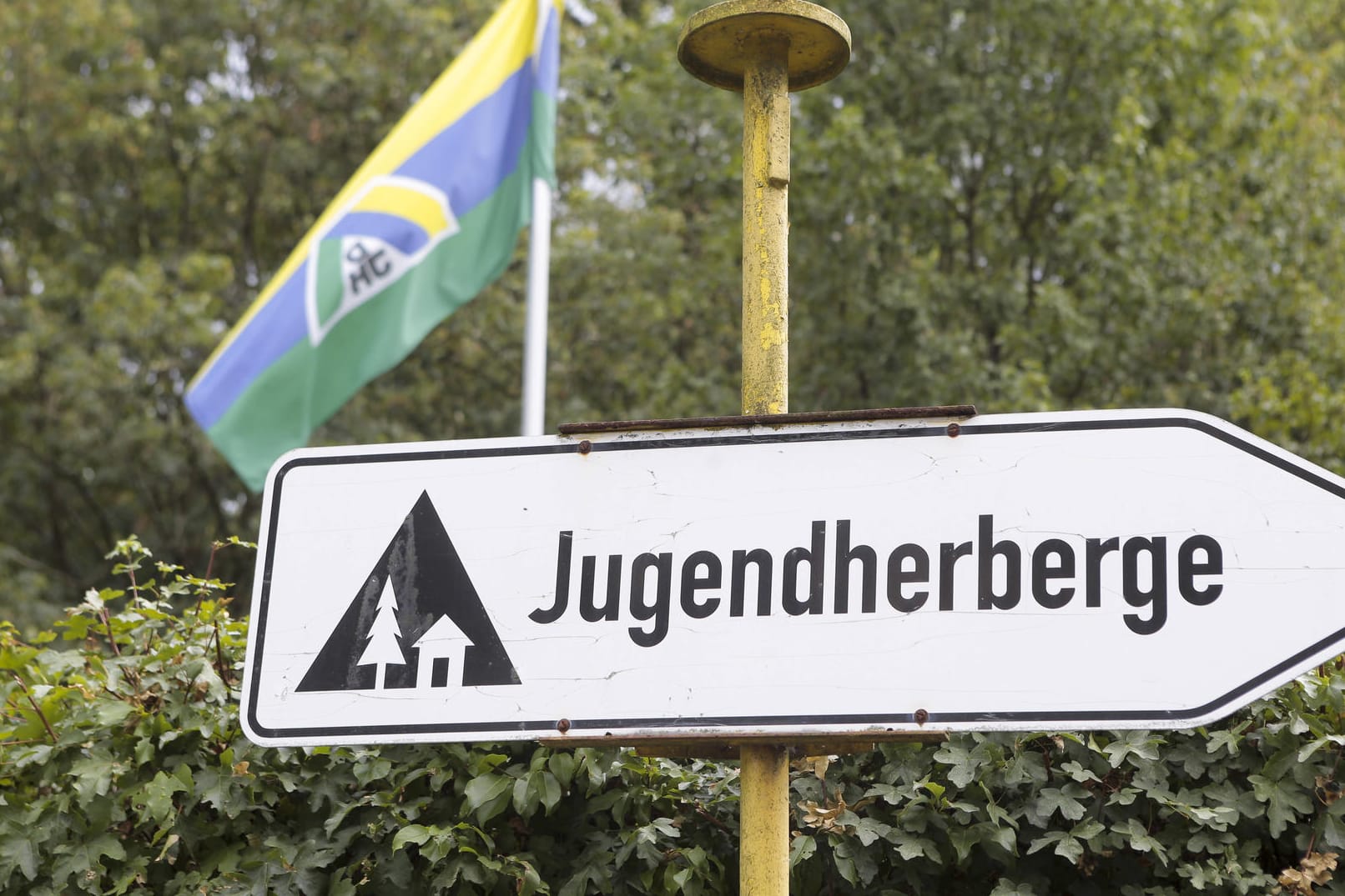 Ein Schild weist den Weg zu einer Jugendherberge (Symbolbild): Die Betreiber der Herbergen können die Maßnahme nicht verstehen.