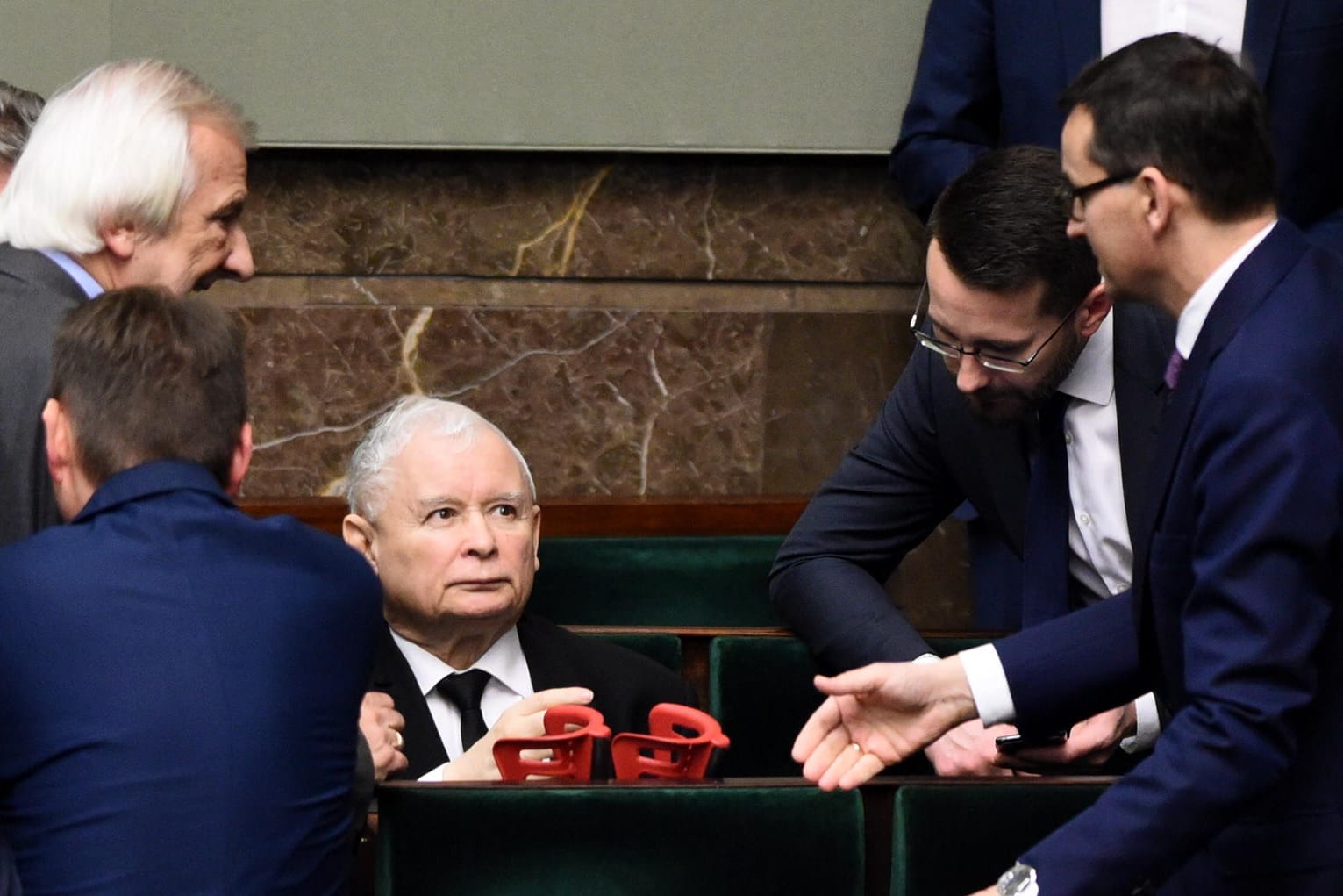 Polens regierende Populisten: Jaroslaw Kaczynski (Mitte) und Regierungschef Mateusz Morawiecki (rechts) von der PiS-Partei bei einer Sitzung des Innenministers.