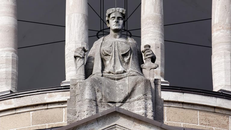 Statue der Justitia vor dem Hanseatischen Oberlandesgericht Hamburg (Symbolbild): Im Prozess um eine mutmaßliche IS-Rückkehrerin will die Angeklagte eine Aussage machen.