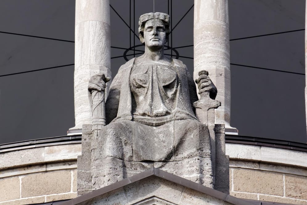 Statue der Justitia vor dem Hanseatischen Oberlandesgericht Hamburg (Symbolbild): Im Prozess um eine mutmaßliche IS-Rückkehrerin will die Angeklagte eine Aussage machen.