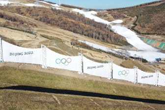 Grüne Landschaft: Auch bei den Spielen in Peking müssen einige Pisten mit Kunstschnee präpariert werden, damit die Wettkämpfe überhaupt stattfinden können.