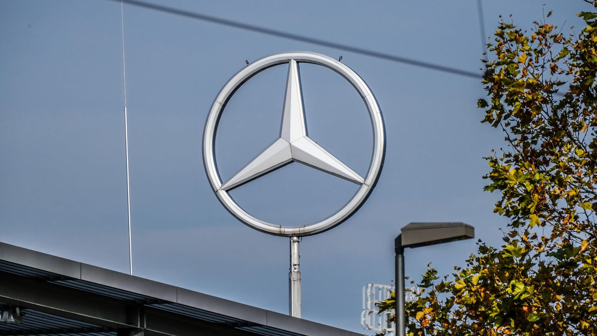 Der Mercedes-Stern (Symbolbild): Der Automobilkonzern beteiligt sich am taiwanesischen Batteriehersteller Prologium. Der Mercedes-Stern (Symbolbild): Der Automobilkonzern beteiligt sich am taiwanesischen Batteriehersteller Prologium.