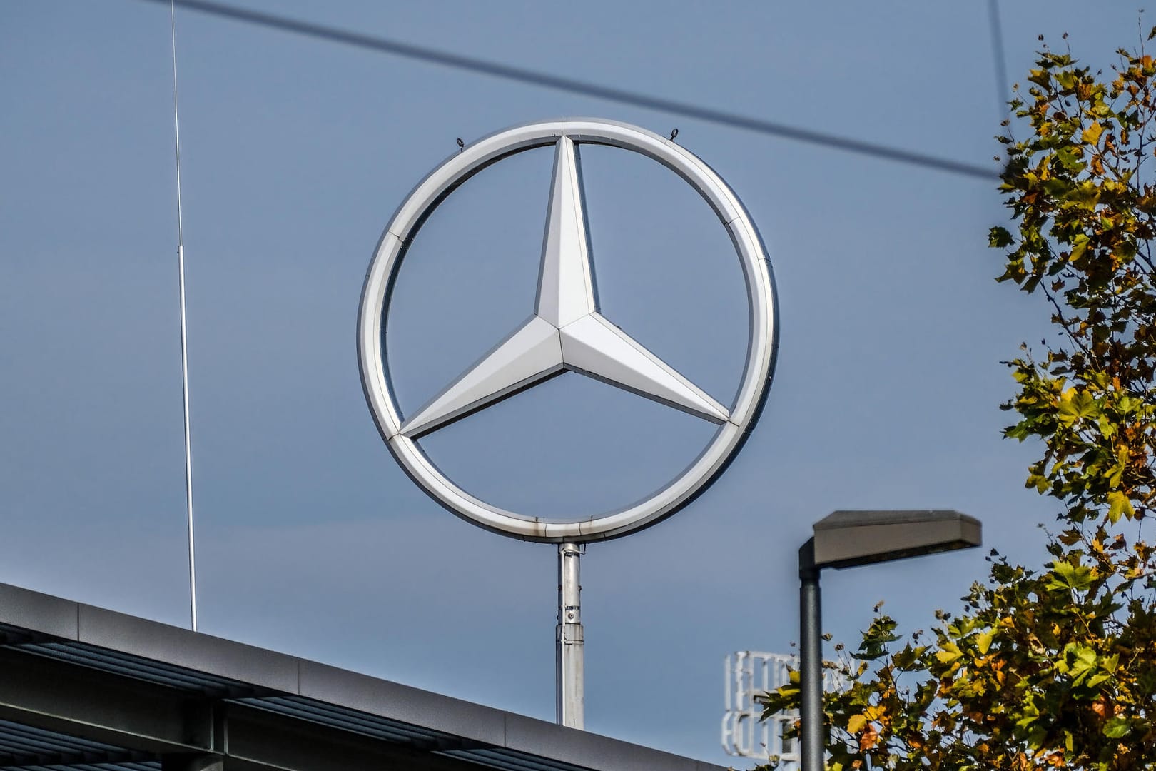 Der Mercedes-Stern (Symbolbild): Der Automobilkonzern beteiligt sich am taiwanesischen Batteriehersteller Prologium. Der Mercedes-Stern (Symbolbild): Der Automobilkonzern beteiligt sich am taiwanesischen Batteriehersteller Prologium.
