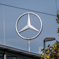 Der Mercedes-Stern (Symbolbild): Der Automobilkonzern beteiligt sich am taiwanesischen Batteriehersteller Prologium.