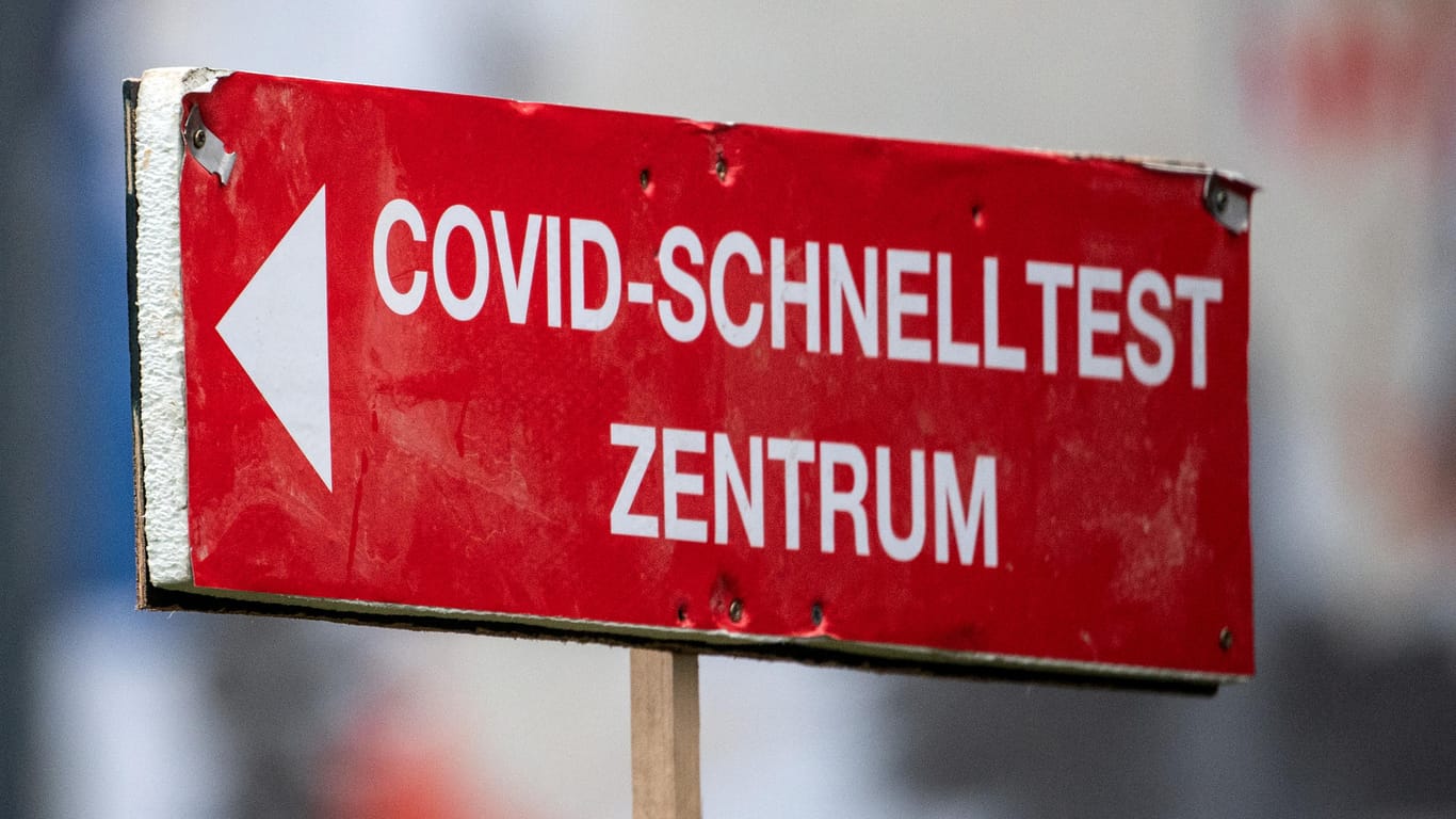 Ein Schild weist den Weg zu einem Corona-Schnelltestzentrum (Symbolbild): Aufgrund von Überlastung durch Meldeverzögerungen werden Infizierte vorerst nicht mehr kontaktiert.
