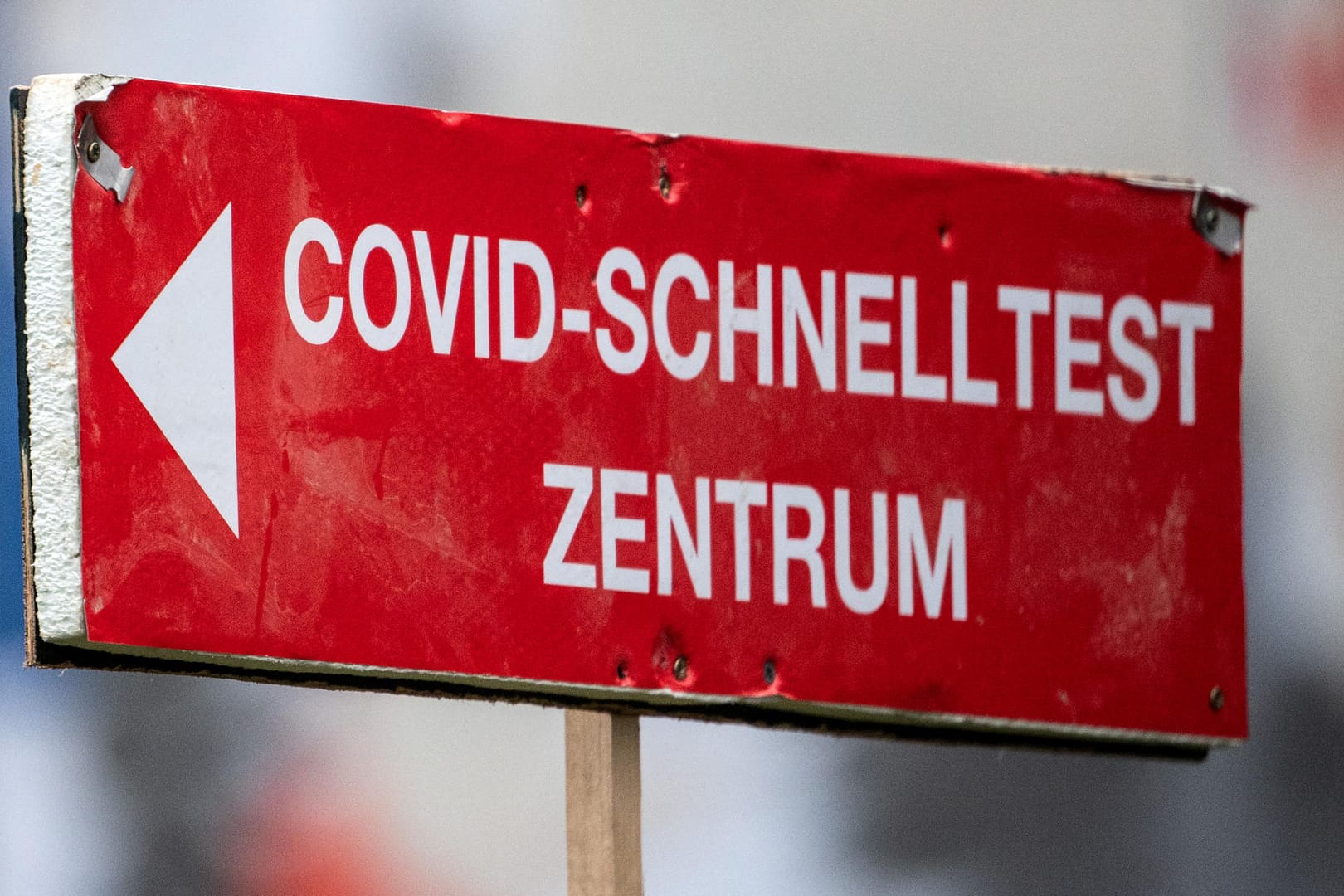 Ein Schild weist den Weg zu einem Corona-Schnelltestzentrum (Symbolbild): Aufgrund von Überlastung durch Meldeverzögerungen werden Infizierte vorerst nicht mehr kontaktiert.