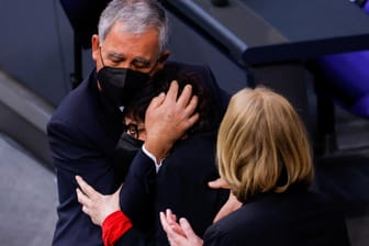 Mickey Levy und Erika Auerbacher umarmen sich: Der israelische Parlamentspräsident brach bei seiner Rede im Bundestag in Tränen aus.