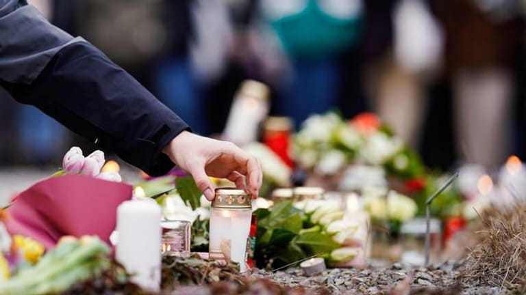 Blumen und Kerzen für die Opfer nach dem Amoklauf in Heidelberg.