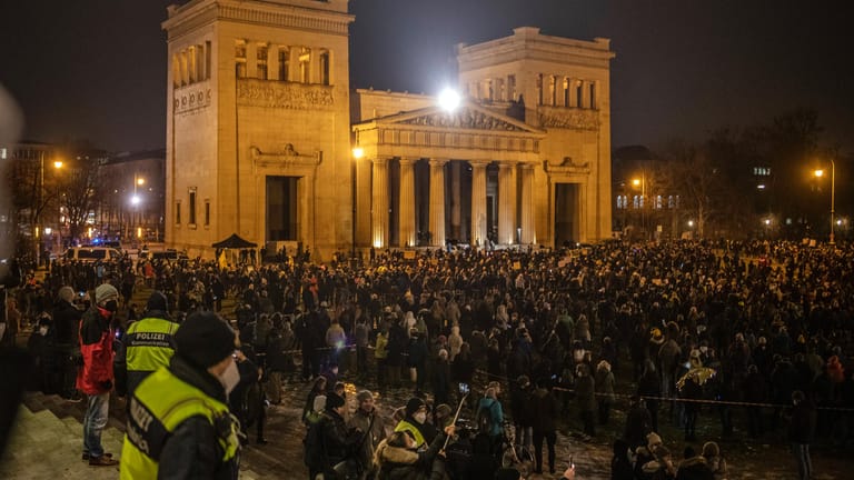Corona-Protest in München am Montag: Rund 2.000 Demonstranten kamen nach Schätzung der Polizei.