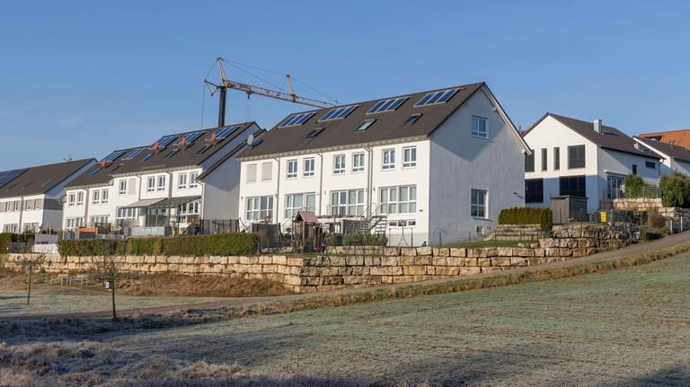 Moderne Mehrfamilienhäuser in Baden-Württemberg (Symbolbild): Wegen des Förderstopps könnten Zehntausende Häuser nicht gebaut werden, so die Befürchtung der Immobilienwirtschaft.