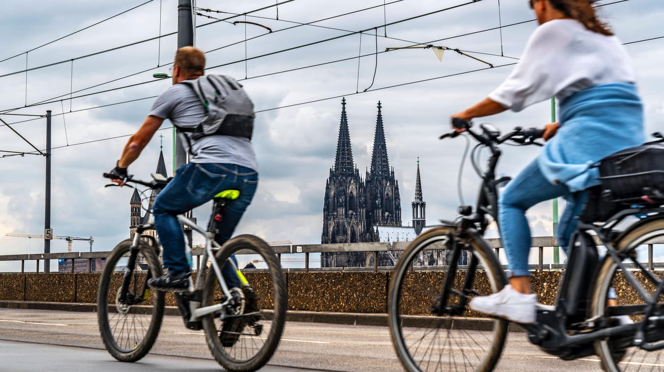 Radfahrer auf der Deutzer Brücke in Köln (Symbolbild): In punkto Mobilität soll sich in der Domstadt künftig einiges ändern.