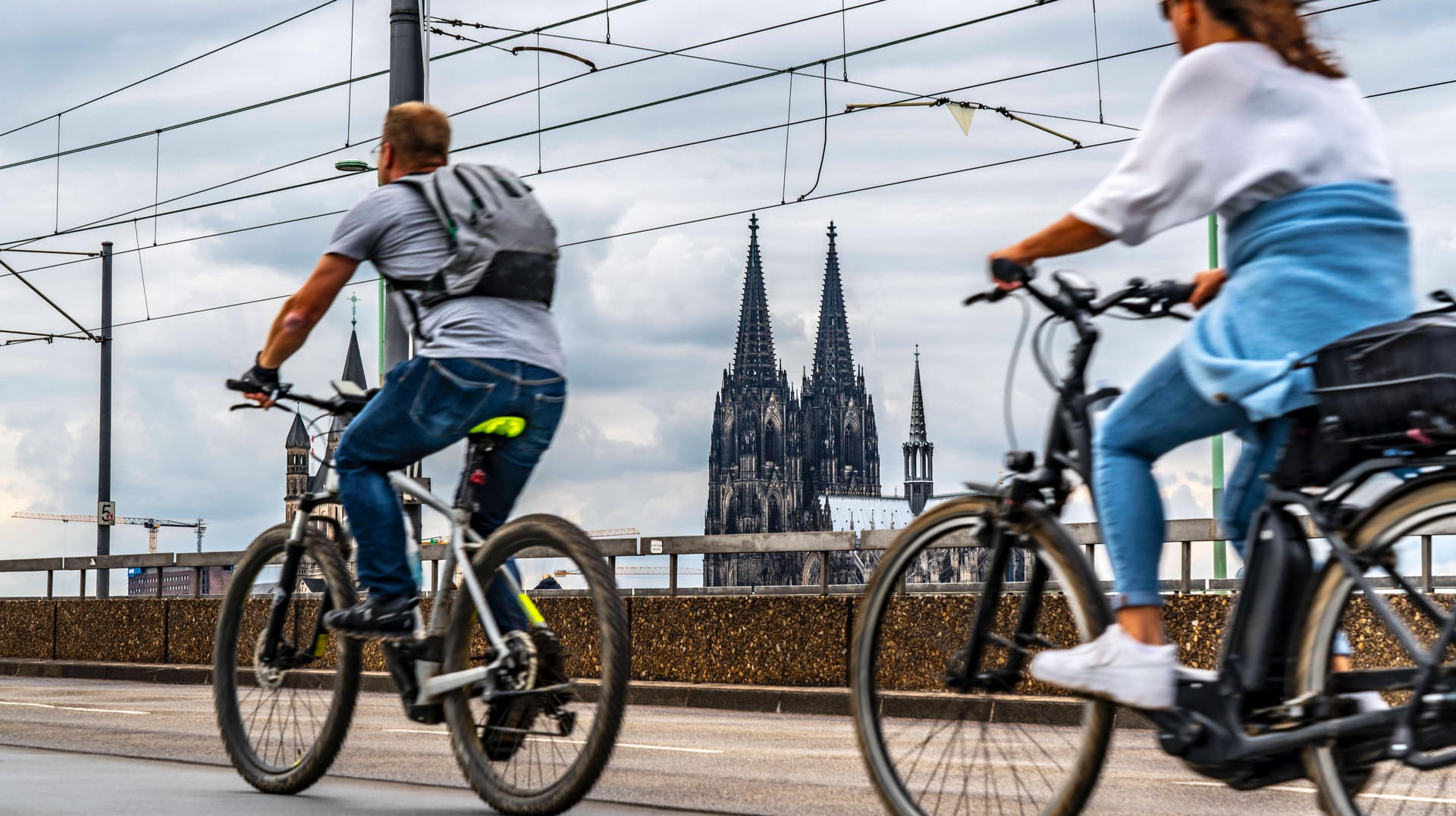 Radfahrer auf der Deutzer Brücke in Köln (Symbolbild): In punkto Mobilität soll sich in der Domstadt künftig einiges ändern.