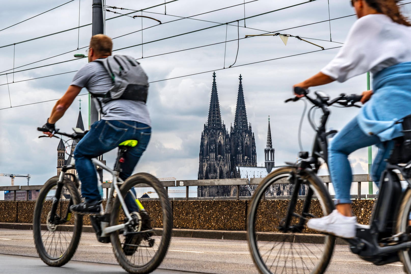 Radfahrer auf der Deutzer Brücke in Köln (Symbolbild): In punkto Mobilität soll sich in der Domstadt künftig einiges ändern.