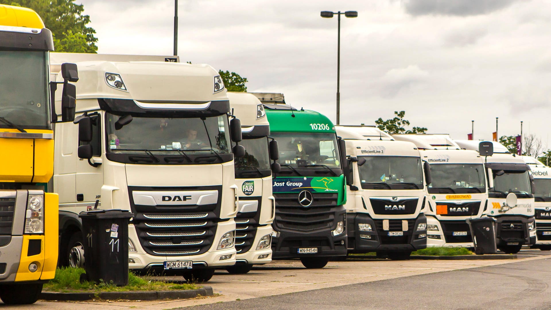 Häufig zu hören: Das Zischen der Lkw. Es kommt von der Bremsanlage.