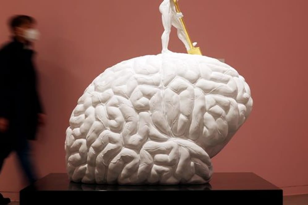 Die Skulptur "Anthropologe of a Planet" von Jan Fabre in der Ausstellung "Das Gehirn.