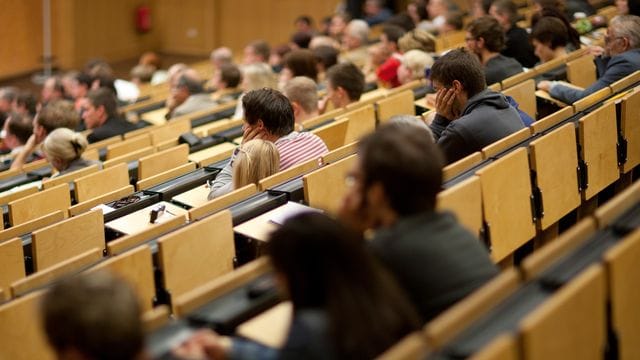 Berlin, Hamburg und der industriestarke Süden profitierten von gut ausgebildeten Hochschulabsolventen aus den ostdeutschen Bundesländern.