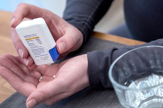 Wer einen Kinderwunsch hegt, sollte zur Vorbeugung möglicher Gesundheitsrisiken beim Kind Folsäure-Tabletten zu sich nehmen.