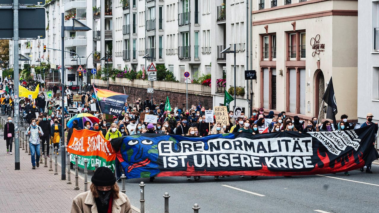 Protestzug der "Fridays for Future" auf dem Mainkai (Archivbild): Die Klimaaktivisten fordern den Mainkai für den motorisierten Verkehr durchgängig zu sperren.