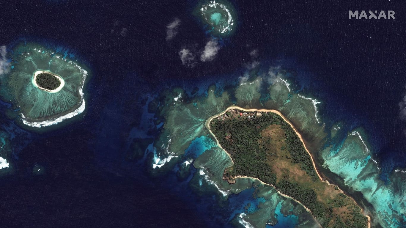 Ein Satellitenbild zeigt Inseln von Tonga vor der Vulkaneruption (Archivbild): Nun erschütterte ein starkes Erdbeben den Inselstaat.