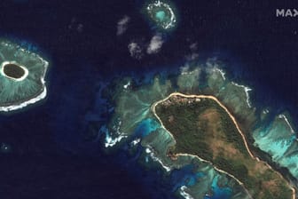 Ein Satellitenbild zeigt Inseln von Tonga vor der Vulkaneruption (Archivbild): Nun erschütterte ein starkes Erdbeben den Inselstaat.
