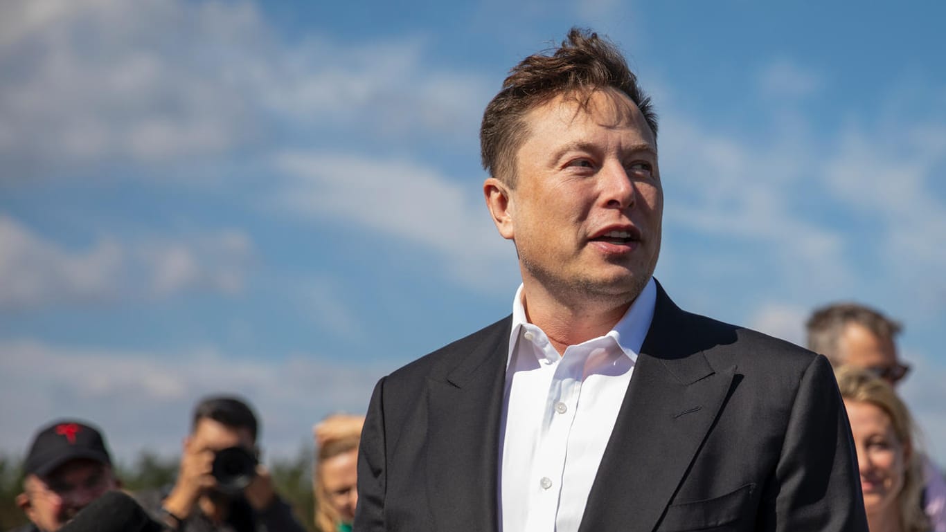 Tesla-Chef Elon Musk auf dem Fabrikgelände in Grünheide (Archivbild): Der Amerikaner macht keinen Hehl daraus, dass er von Gewerkschaften nichts hält.