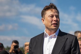 Tesla-Chef Elon Musk auf dem Fabrikgelände in Grünheide (Archivbild): Der Amerikaner macht keinen Hehl daraus, dass er von Gewerkschaften nichts hält.