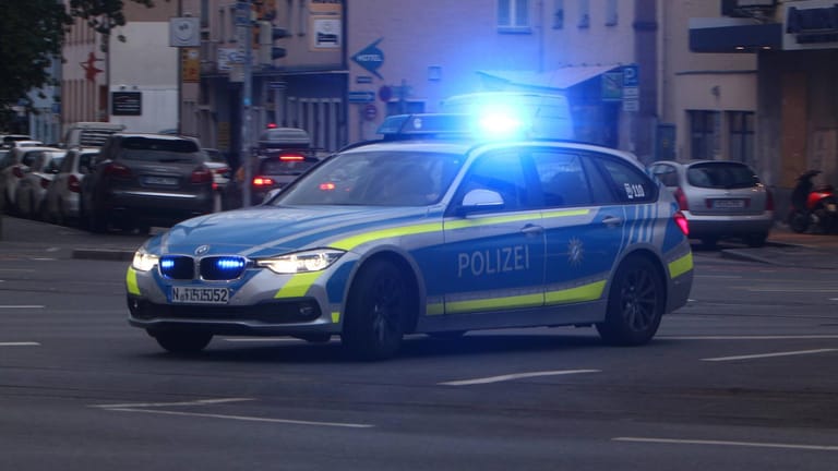 Einsatzwagen der Polizei in der Innenstadt von Nürnberg (Archivbild): Eine Streifenbesatzung konnte den Mann finden – und wurde attackiert.