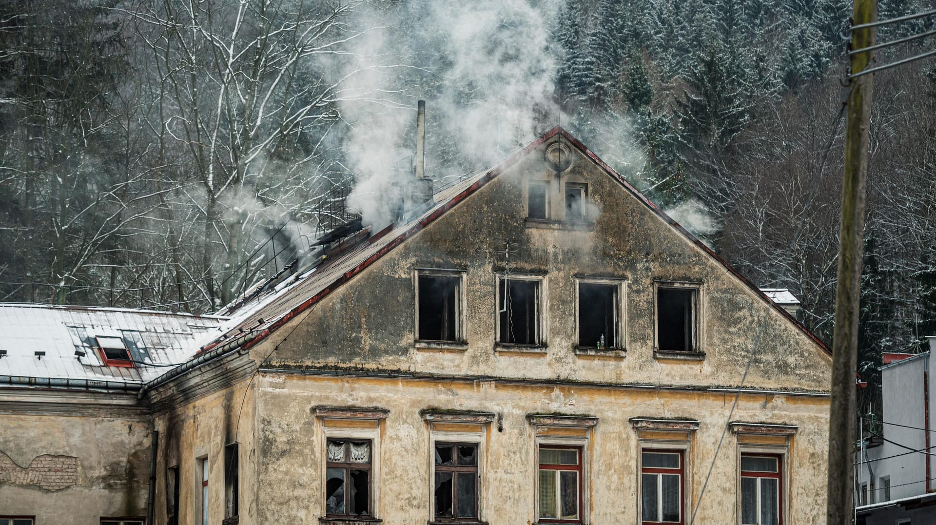 Rauch steigt auf am Unglücksort in Liberec: Die Explosion einer Gasflasche soll den Brand verursacht haben. Rauch steigt auf am Unglücksort in Liberec: Die Explosion einer Gasflasche soll den Brand verursacht haben.