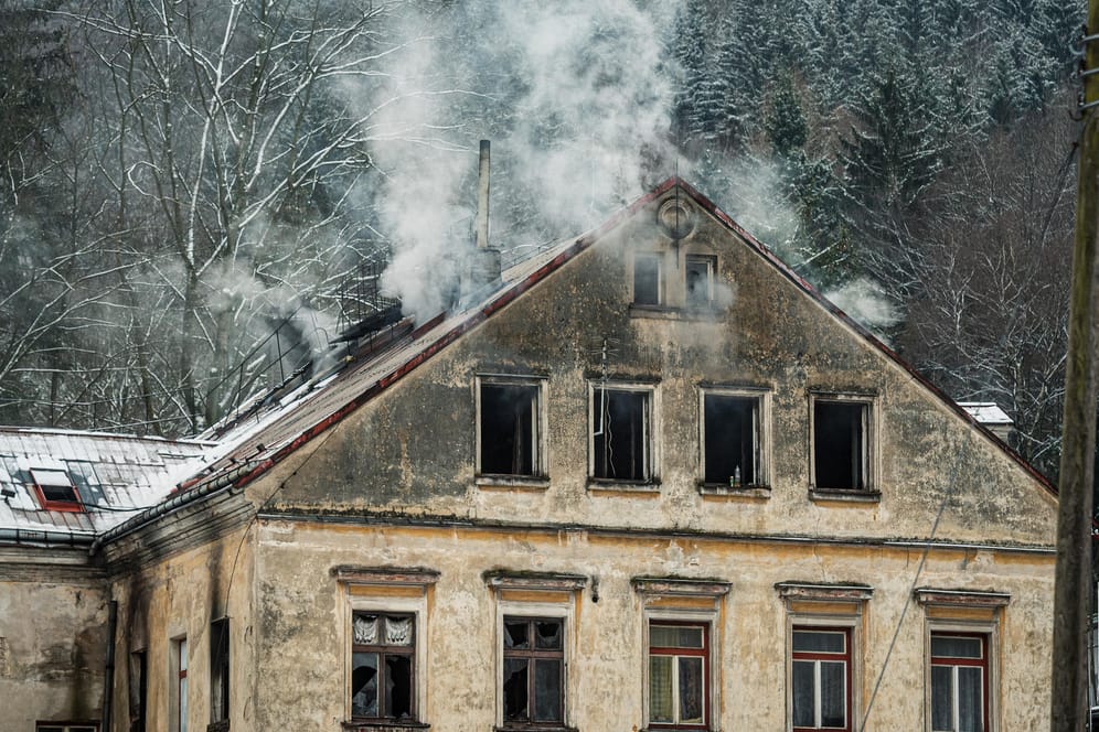 Rauch steigt auf am Unglücksort in Liberec: Die Explosion einer Gasflasche soll den Brand verursacht haben.