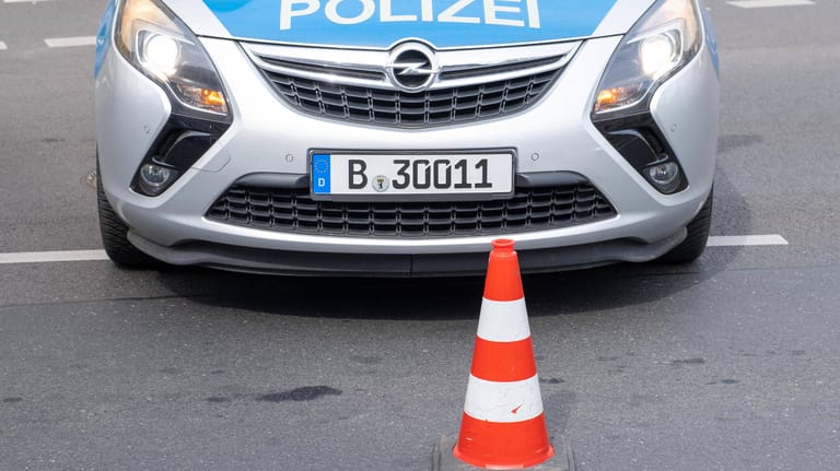 Fahrzeug der Berliner Polizei sperrt eine Straße für den Verkehr (Symbolbild): Ein Autofahrer flüchtete vor einer Polizeikontrolle bis nach Brandenburg.