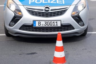 Fahrzeug der Berliner Polizei sperrt eine Straße für den Verkehr (Symbolbild): Ein Autofahrer flüchtete vor einer Polizeikontrolle bis nach Brandenburg.