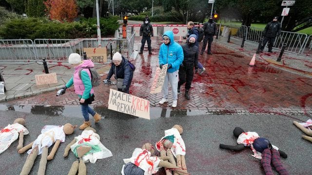 Ein Protest in Polen gegen das restriktive Abtreibungsgesetz (Archivbild): Das umstrittene Gesetz ist seit einem Jahr in Kraft.