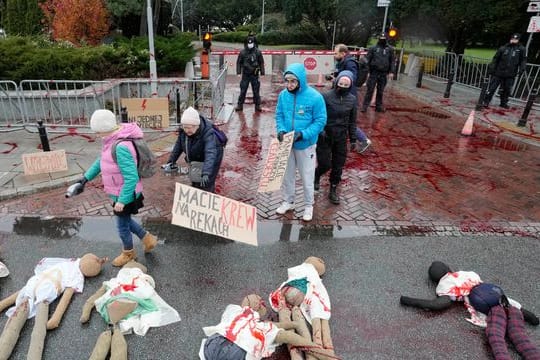 Ein Protest in Polen gegen das restriktive Abtreibungsgesetz (Archivbild): Das umstrittene Gesetz ist seit einem Jahr in Kraft.