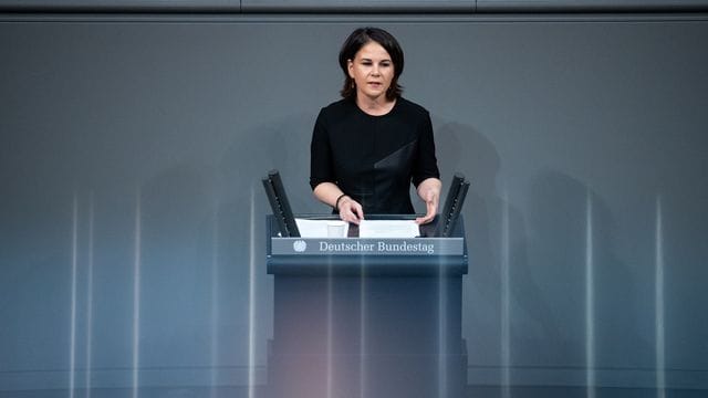 Außenministerin Annalena Baerbock verteidigt die Absage an Waffenlieferungen an die Ukraine. Außenministerin Annalena Baerbock verteidigt die Absage an Waffenlieferungen an die Ukraine.