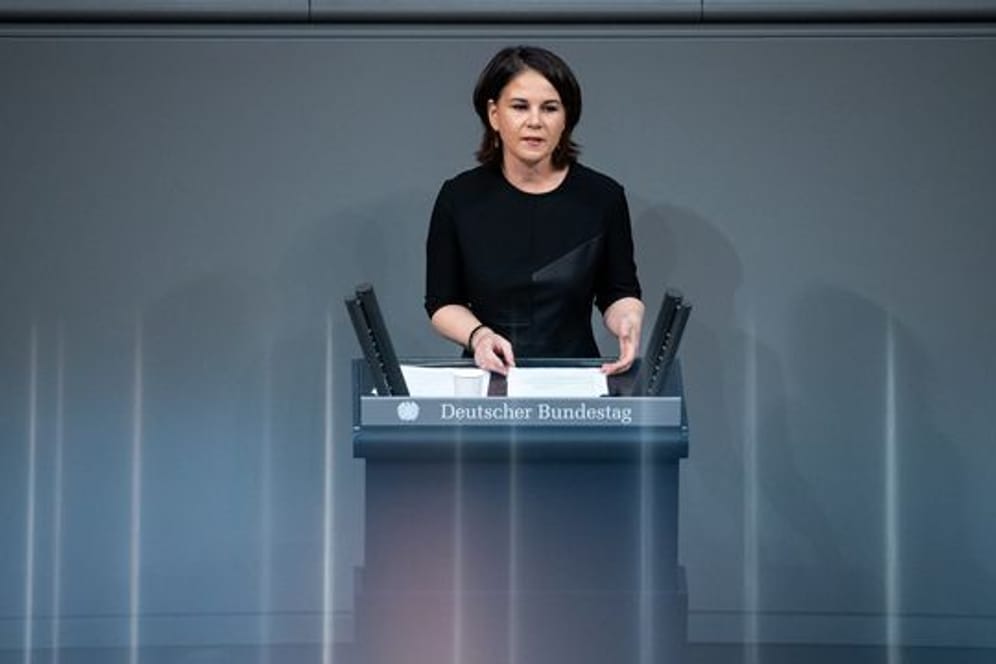 Außenministerin Annalena Baerbock verteidigt die Absage an Waffenlieferungen an die Ukraine.