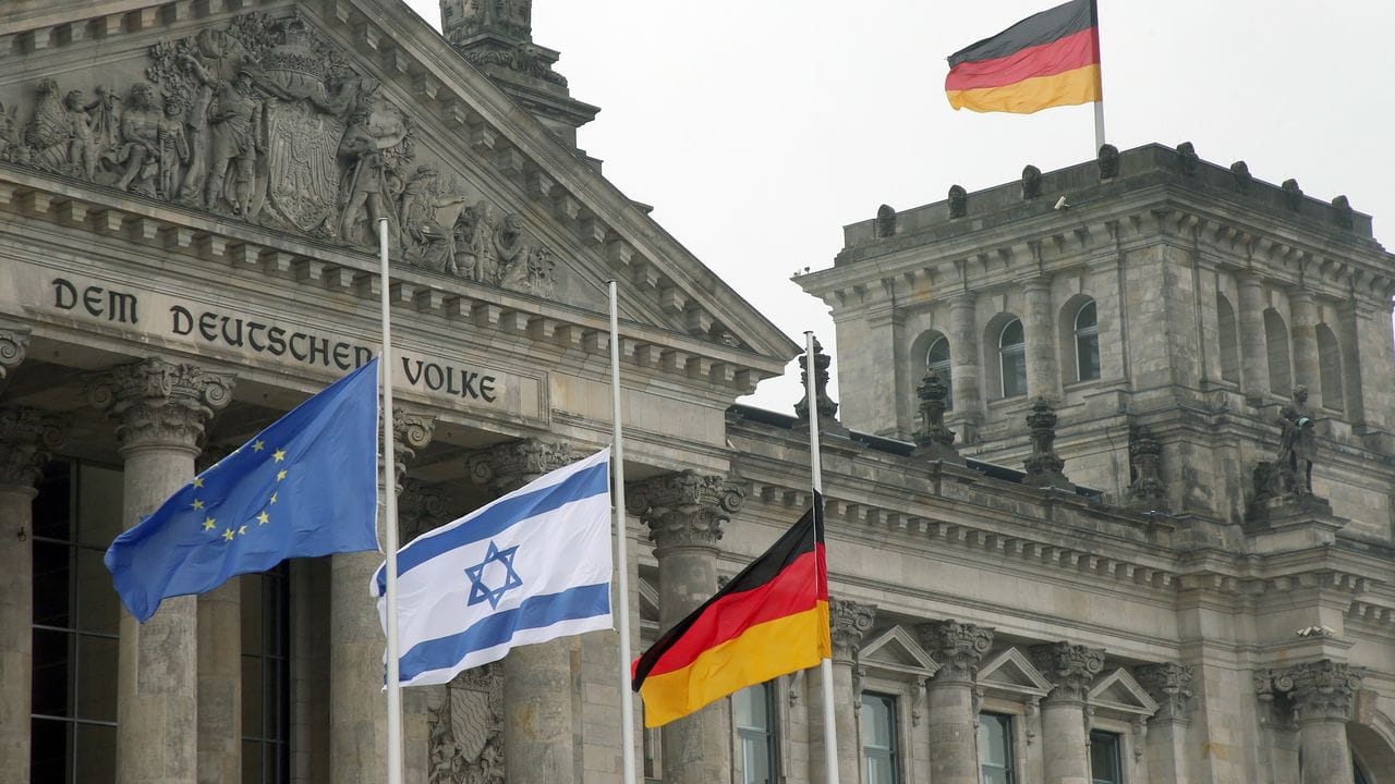 Die Flaggen von Europa, Israel und Deutschland wehen vor dem Reichstagsgebäude auf Halbmast. Die Flaggen von Europa, Israel und Deutschland wehen vor dem Reichstagsgebäude auf Halbmast.