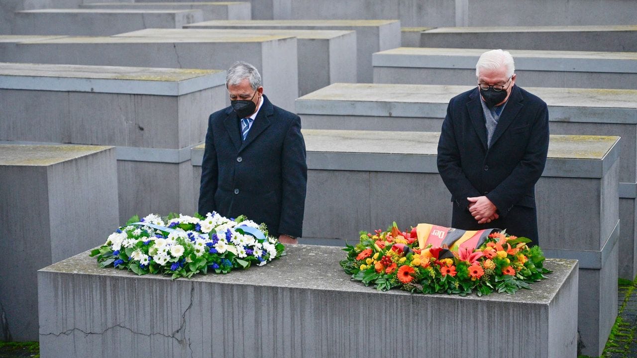 Knesset-Sprecher Mickey Levy (l) und Bundespräsident Frank-Walter Steinmeier legen Kränze auf einer Stele des Holocaust-Mahnmals nieder. Knesset-Sprecher Mickey Levy (l) und Bundespräsident Frank-Walter Steinmeier legen Kränze auf einer Stele des Holocaust-Mahnmals nieder.