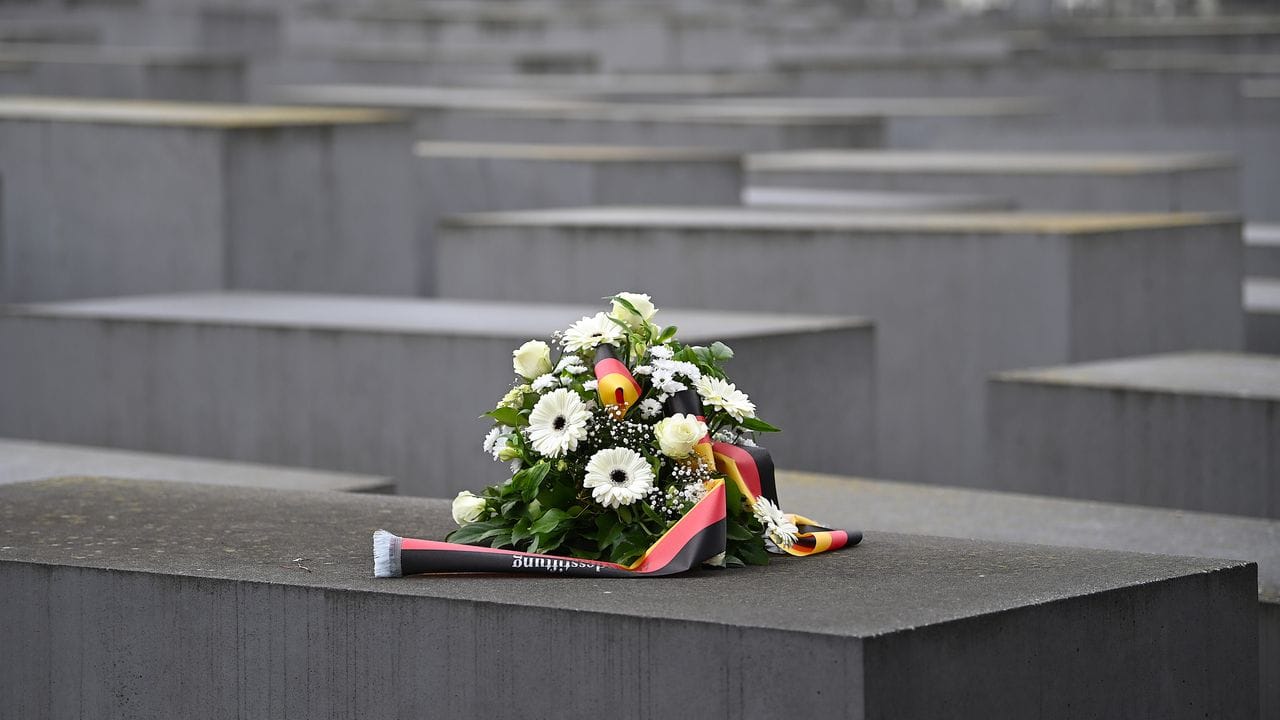 Ein Gedenkkranz liegt am Mahnmal für die ermordeten Juden Europas in Berlin. Ein Gedenkkranz liegt am Mahnmal für die ermordeten Juden Europas in Berlin.