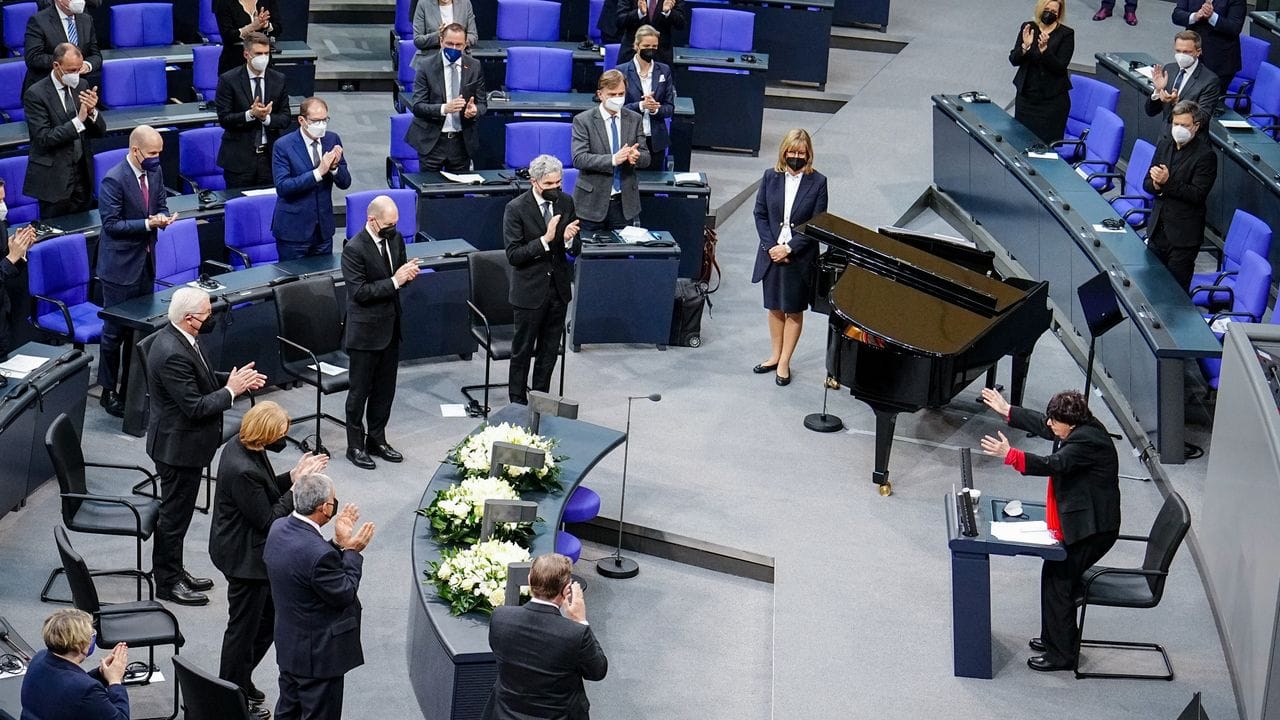 Die Holocaust-Überlebende Inge Auerbacher hat im Bundestag eine Rede gehalten. Die Holocaust-Überlebende Inge Auerbacher hat im Bundestag eine Rede gehalten.
