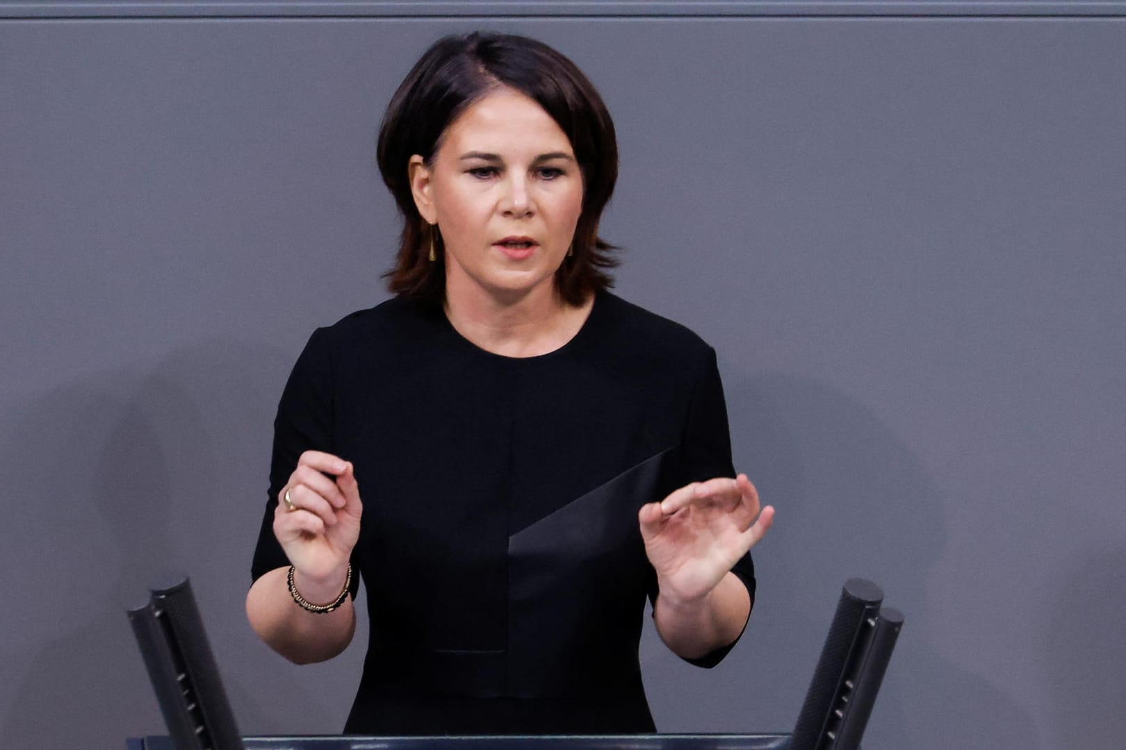 Annalena Baerbock während einer Sitzung des Bundestags: Die Bundesaußenministerin erklärte, man setze im Konflikt mit Russland auf Diplomatie, würde jedoch auch Sanktionen nicht ausschließen.