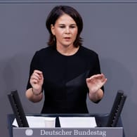 Annalena Baerbock während einer Sitzung des Bundestags: Die Bundesaußenministerin erklärte, man setze im Konflikt mit Russland auf Diplomatie, würde jedoch auch Sanktionen nicht ausschließen.