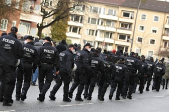 Polizeiaufmarsch bei einer Demonstration von Kritikern der Corona-Maßnahmen in Hamburg-Barmbek (Archivbild): Die Polizei hat erneut eine Corona-Demonstration verboten.