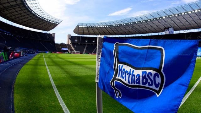 Auf einer Eckfahne im Berliner Olympiastadion ist das Logo von Hertha BSC zu sehen. Auf einer Eckfahne im Berliner Olympiastadion ist das Logo von Hertha BSC zu sehen.