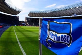 Auf einer Eckfahne im Berliner Olympiastadion ist das Logo von Hertha BSC zu sehen.
