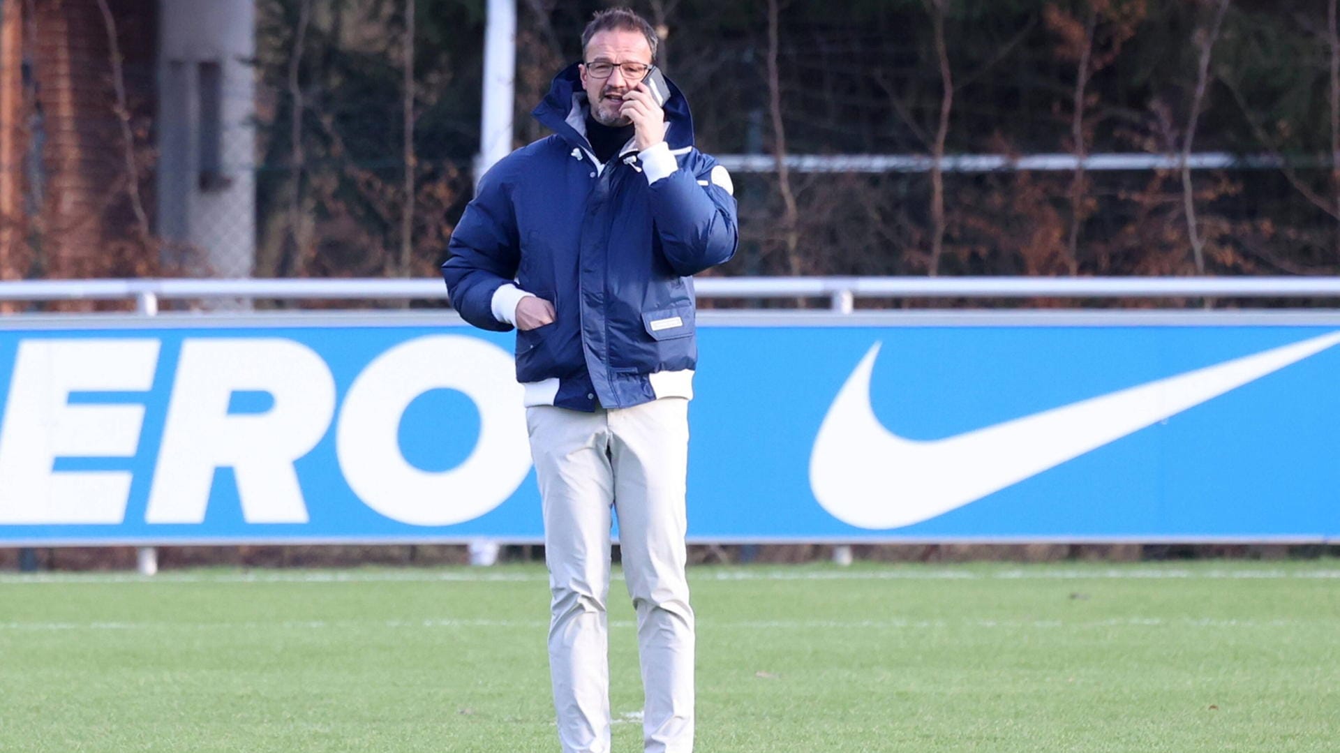 Fredi Bobic auf dem Trainingsplatz. Mit dem Fan-Protest bei der Übungseinheit der Berliner war Herthas Geschäftsführer gar nicht einverstanden. Fredi Bobic auf dem Trainingsplatz. Mit dem Fan-Protest bei der Übungseinheit der Berliner war Herthas Geschäftsführer gar nicht einverstanden.