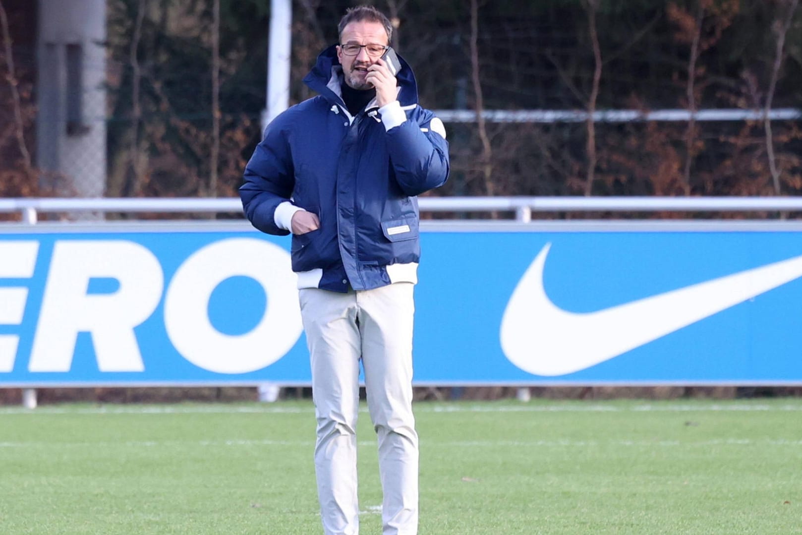 Fredi Bobic auf dem Trainingsplatz. Mit dem Fan-Protest bei der Übungseinheit der Berliner war Herthas Geschäftsführer gar nicht einverstanden.