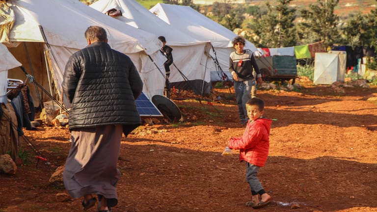 Camp in Syrien: Die Hilfsorganisation Care unterstützt Bewohnerinnen und Bewohner in der Region seit 2014.