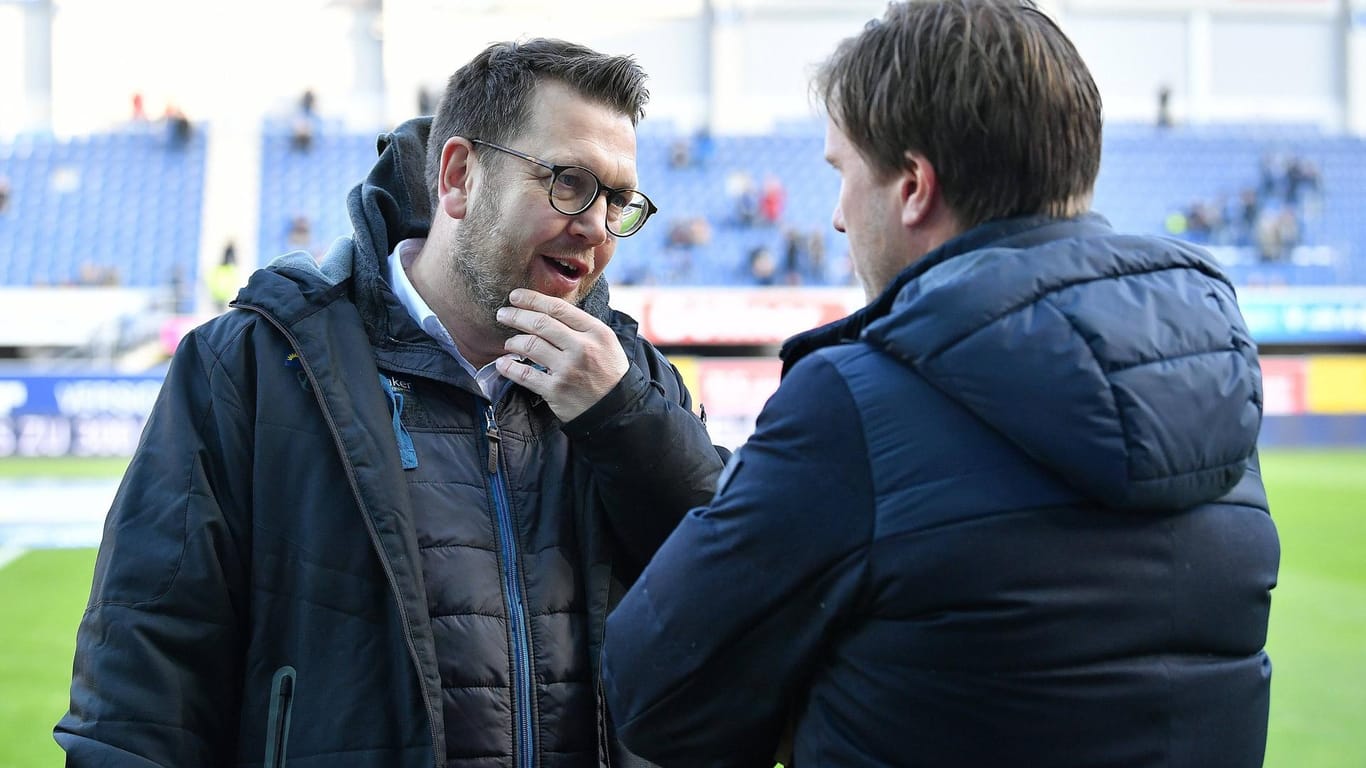 Die damaligen Manager von Paderborn (Martin Przondziono, links) und Leipzig (Markus Krösche, rechts) bekamen mächtig Kritik ab.