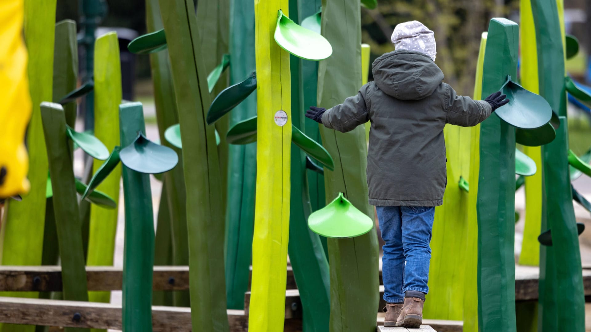 Ein Kind balanciert auf einem Spielplatz (Archivbild): Ein Kita-Mitarbeiter soll kinderpornografische Bilder besessen haben. Ein Kind balanciert auf einem Spielplatz (Archivbild): Ein Kita-Mitarbeiter soll kinderpornografische Bilder besessen haben.